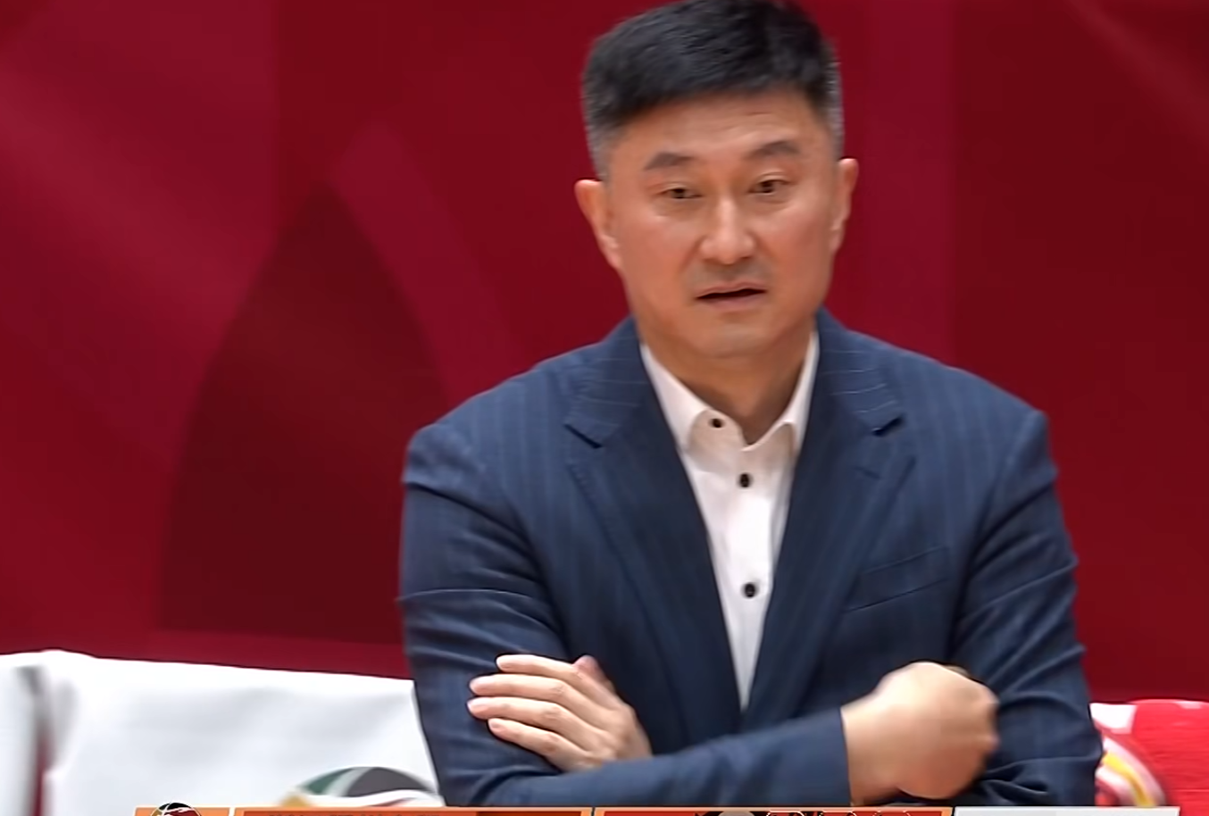 开云-CBA惨案！广东狂输上海40分，杜锋被钉耻辱柱，徐杰胡明轩16中1