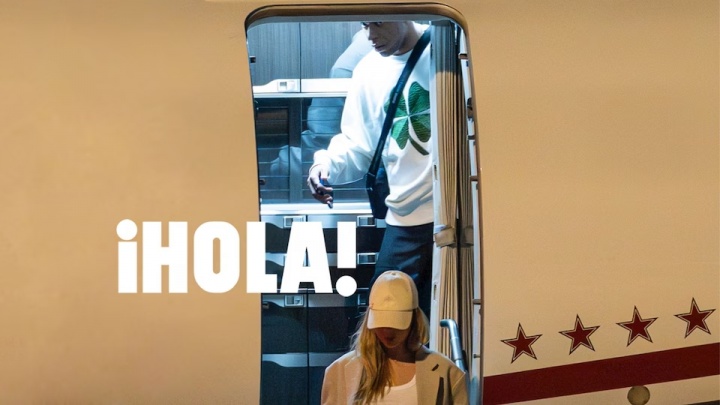 开云APP-姆巴佩被拍到与26岁绯闻女友走下私人飞机，两人在巴黎共度数日